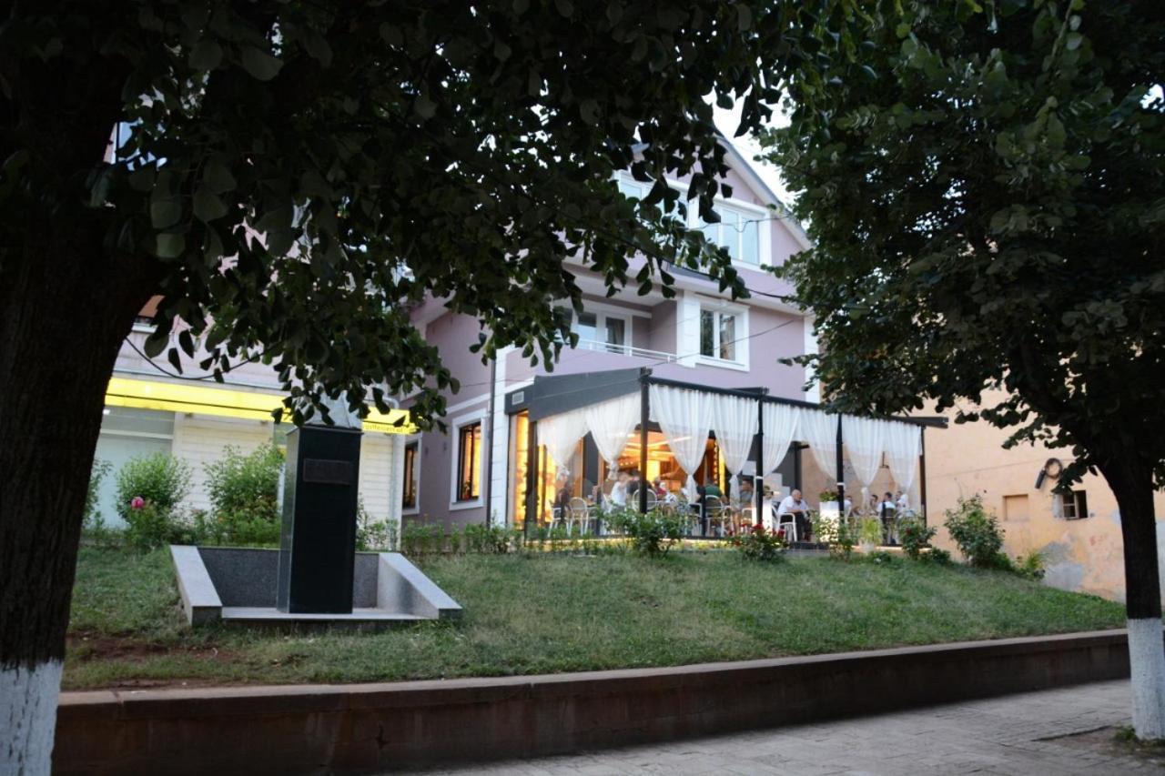 Royal Hotel Peshkopi Albania Bagian luar foto